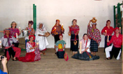 民族舞踊を披露して歓迎してくれるインディオの人たち